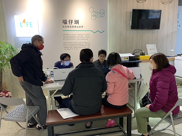 塭仔圳第一區土地自5月31日起禁止處分。圖為日前民眾諮詢配地事項。圖/新北市政府提供